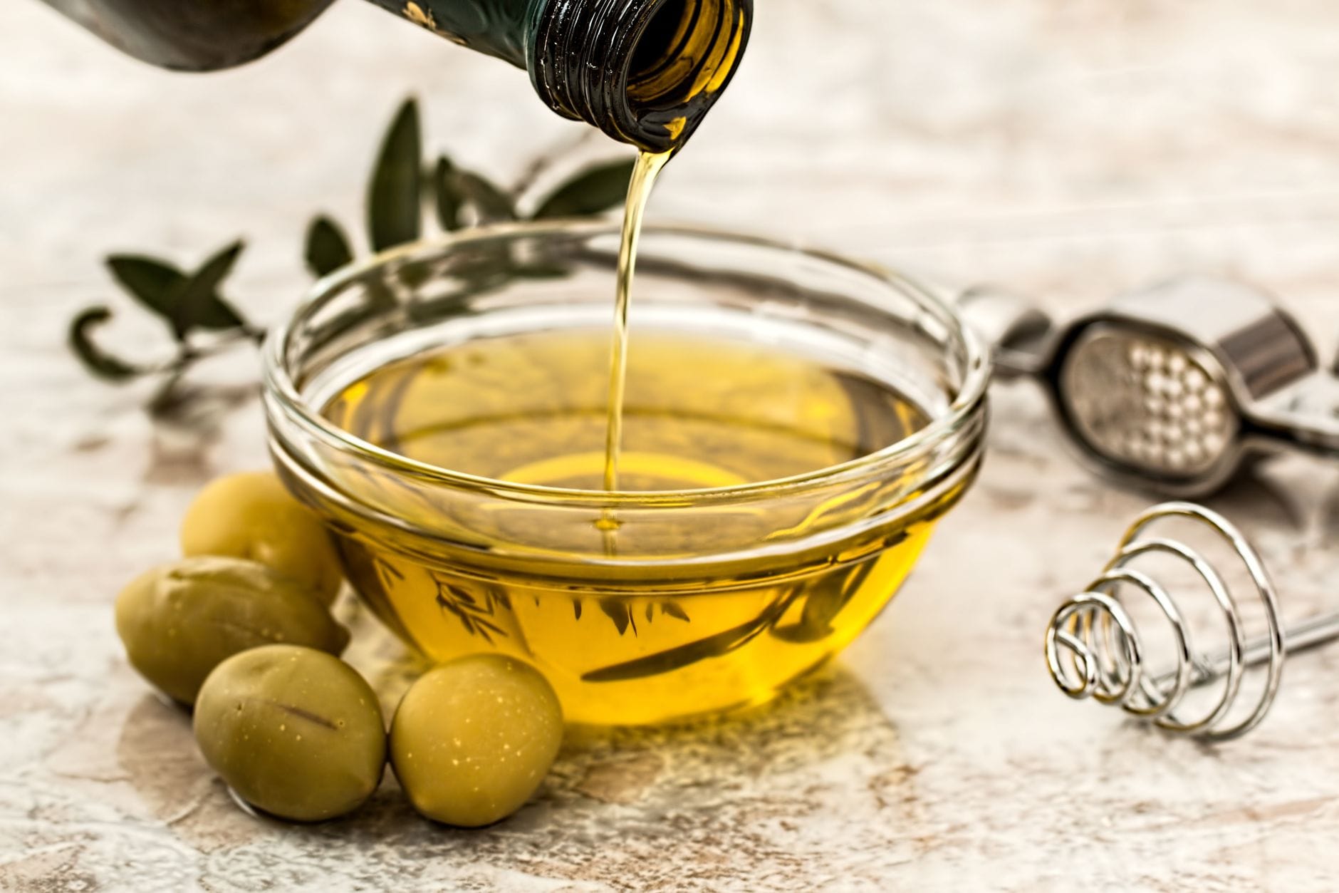 olive oil pouring