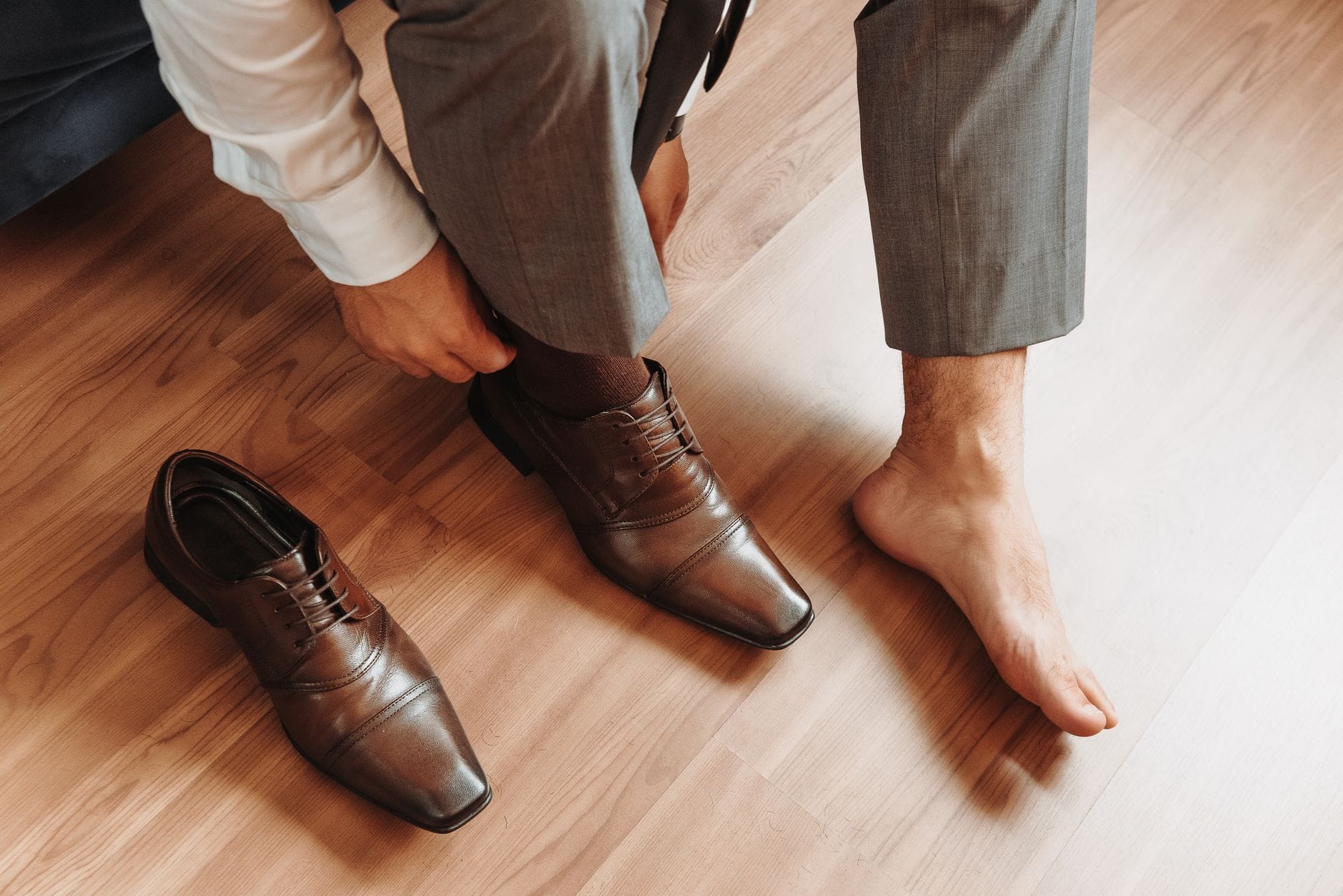 Person pulling the insole out of a worn sneaker